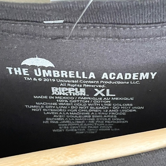 NEW Hot Topic Umbrella Academy Double Sided Shield Crest Logo T Shirt Men’s XL - Picture 5 of 5